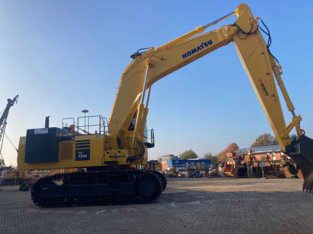 2005 Komatsu PC1250-7 crawler excavator side view 2005 Komatsu PC1250-7 crawler excavator side view