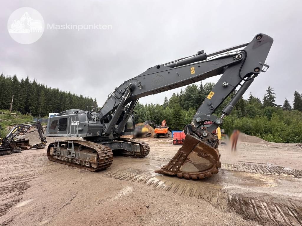 2021 Liebherr R966 HD crawler excavator, side profile view 2021 Liebherr R966 HD crawler excavator, side profile view