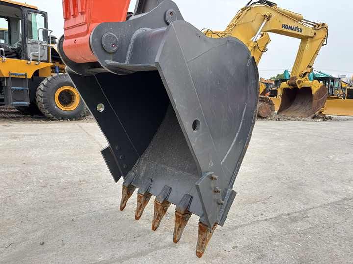 2019 Doosan DX225LCA crawler excavator bucket close-up 2019 Doosan DX225LCA crawler excavator bucket close-up