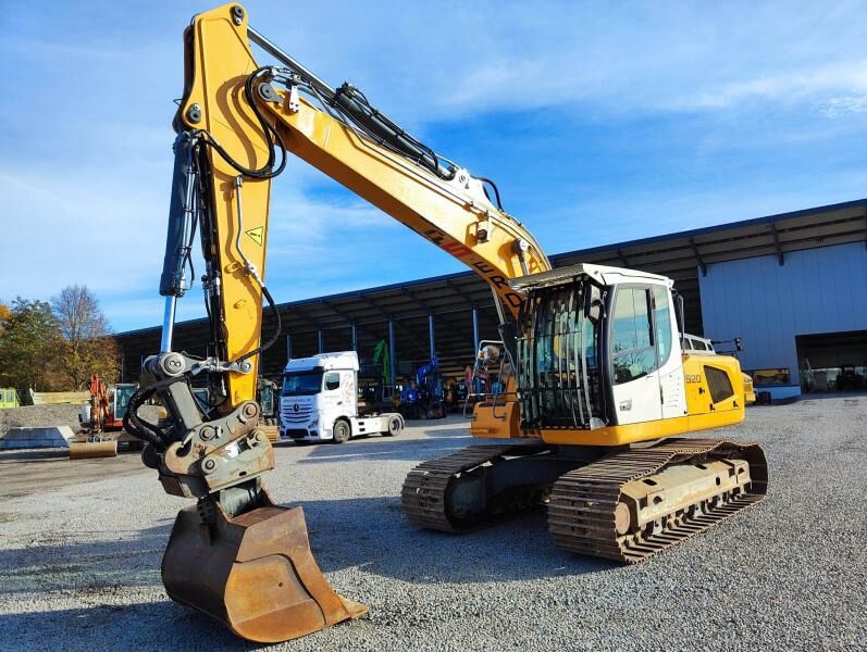 2015 Liebherr R920 crawler excavator, front three-quarter view 2015 Liebherr R920 crawler excavator, front three-quarter view
