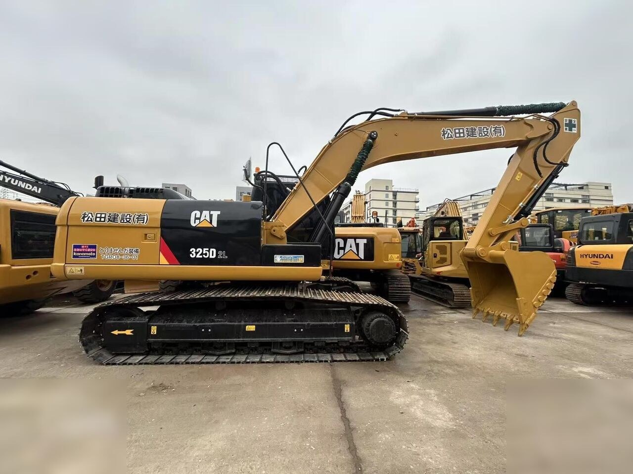 2024 Caterpillar 325D2 L crawler excavator, side view 2024 Caterpillar 325D2 L crawler excavator, side view