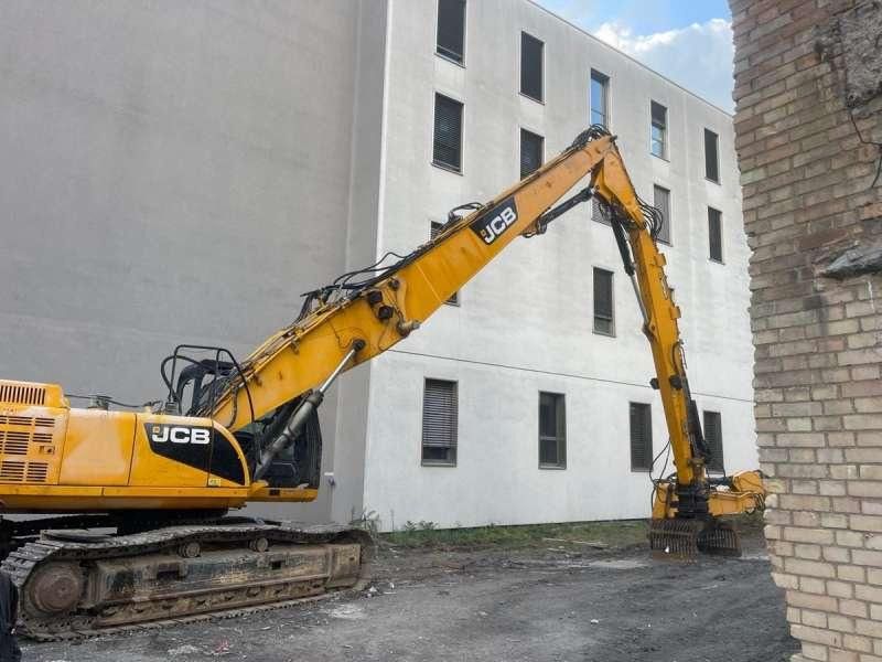 2014 JCB JS360 demolition excavator side view