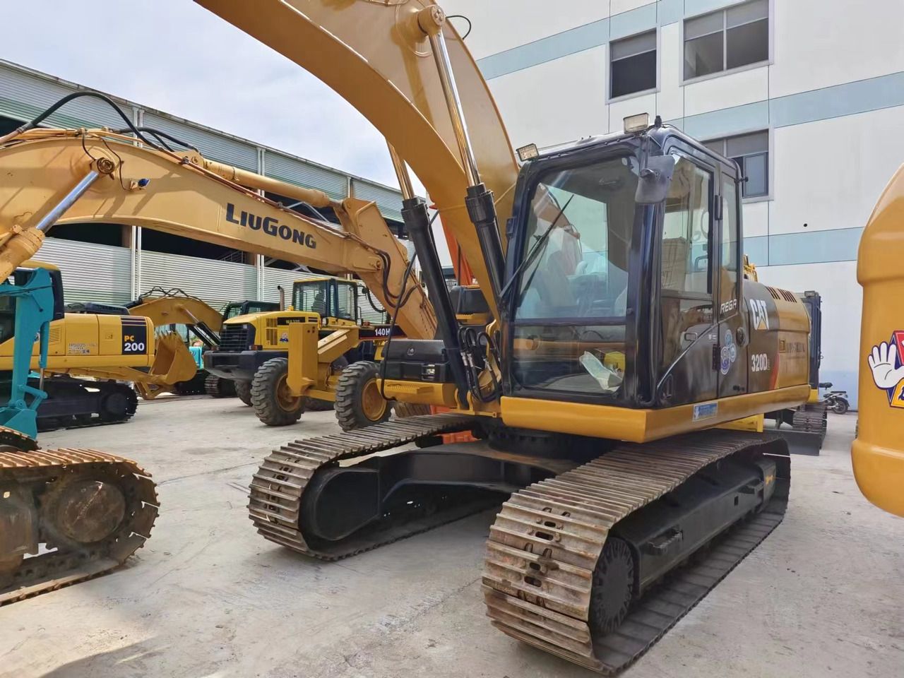Caterpillar 320D2 Raupenbagger, 2019, Frontansicht schräg von vorn Caterpillar 320D2 Raupenbagger, 2019, Frontansicht schräg von vorn