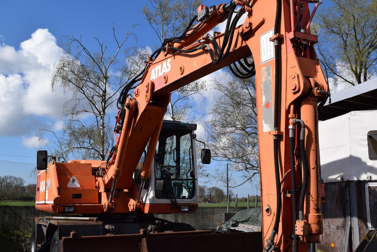 2001 Atlas 1404 M wheel excavator, side view