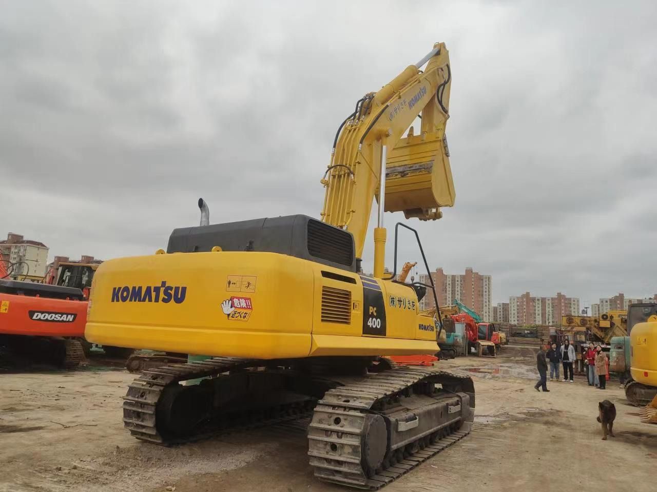 2020 Komatsu PC400-8 crawler excavator rear three-quarter view 2020 Komatsu PC400-8 crawler excavator rear three-quarter view