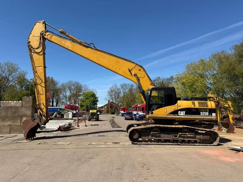 2006 Caterpillar 325D crawler excavator, side profile view 2006 Caterpillar 325D crawler excavator, side profile view