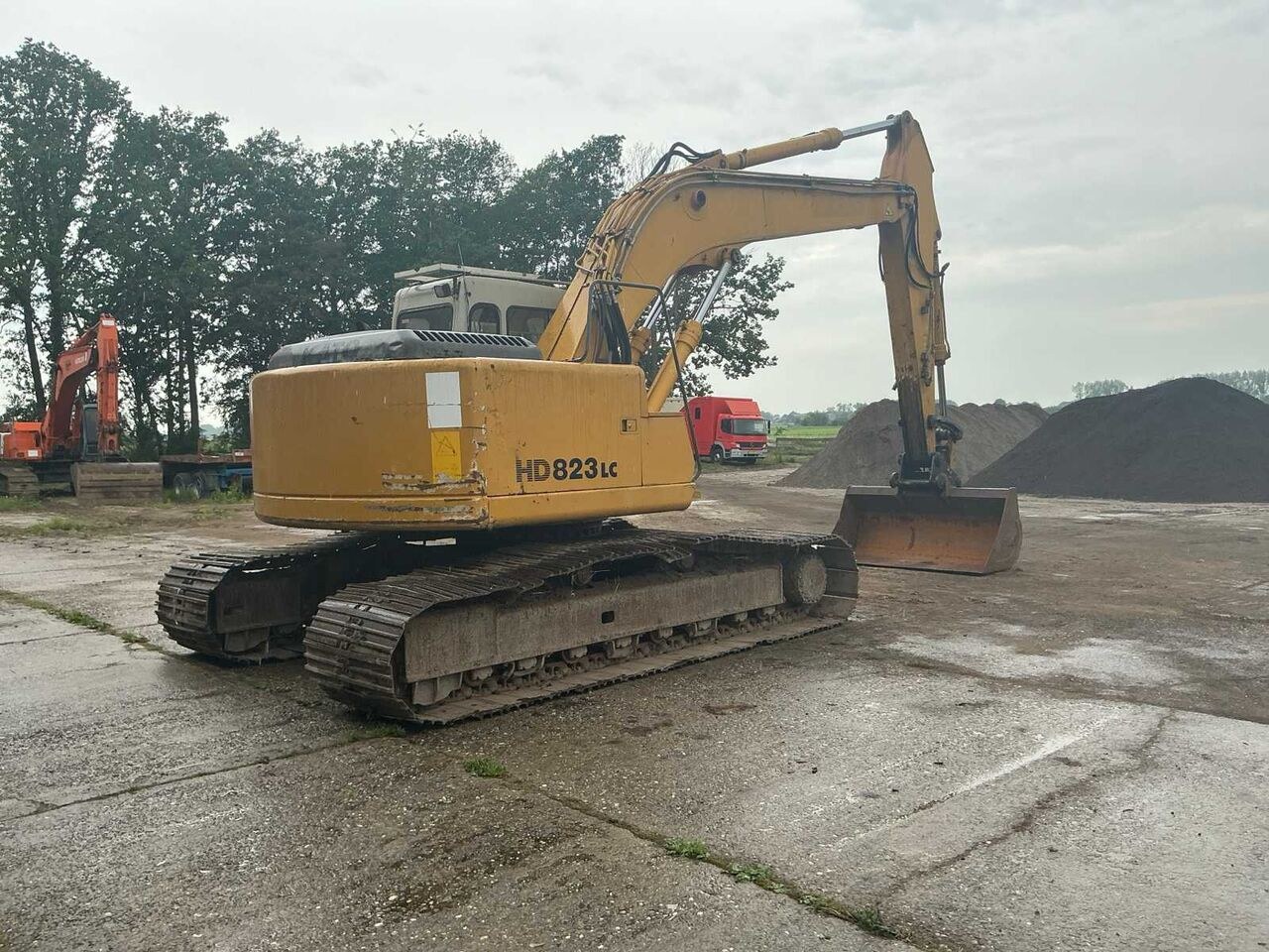 2000 Kato HD823LC crawler excavator, rear three-quarter view 2000 Kato HD823LC crawler excavator, rear three-quarter view