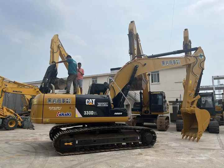 2020 Caterpillar 330D2L crawler excavator, side view 2020 Caterpillar 330D2L crawler excavator, side view