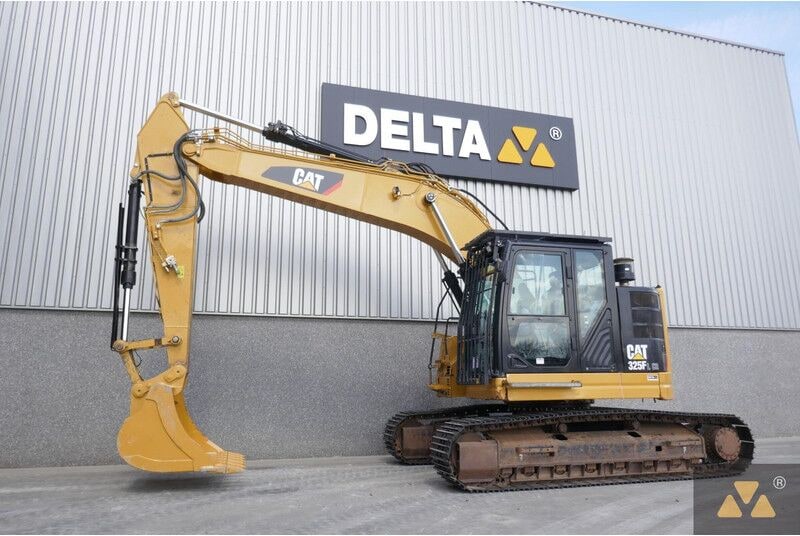 2016 Caterpillar 325FL crawler excavator side view 2016 Caterpillar 325FL crawler excavator side view
