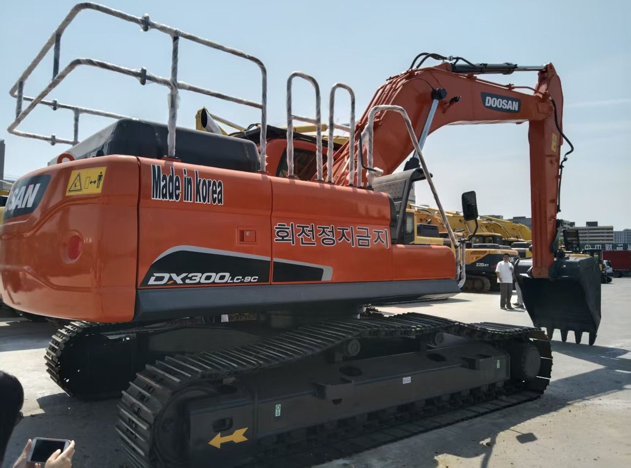 2020 Doosan DX300LC-9C crawler excavator side view