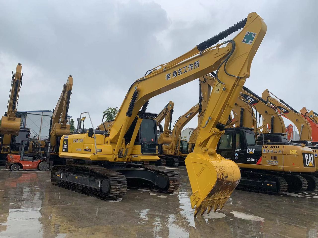 2023 Komatsu PC240-8 crawler excavator, side view 2023 Komatsu PC240-8 crawler excavator, side view