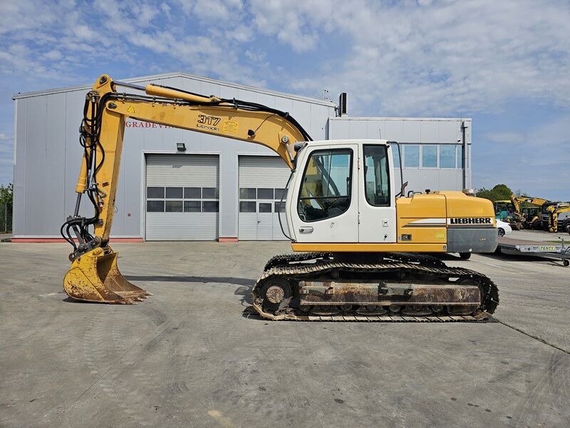 2004 Liebherr R 317 LITRONIC crawler excavator, side profile view
