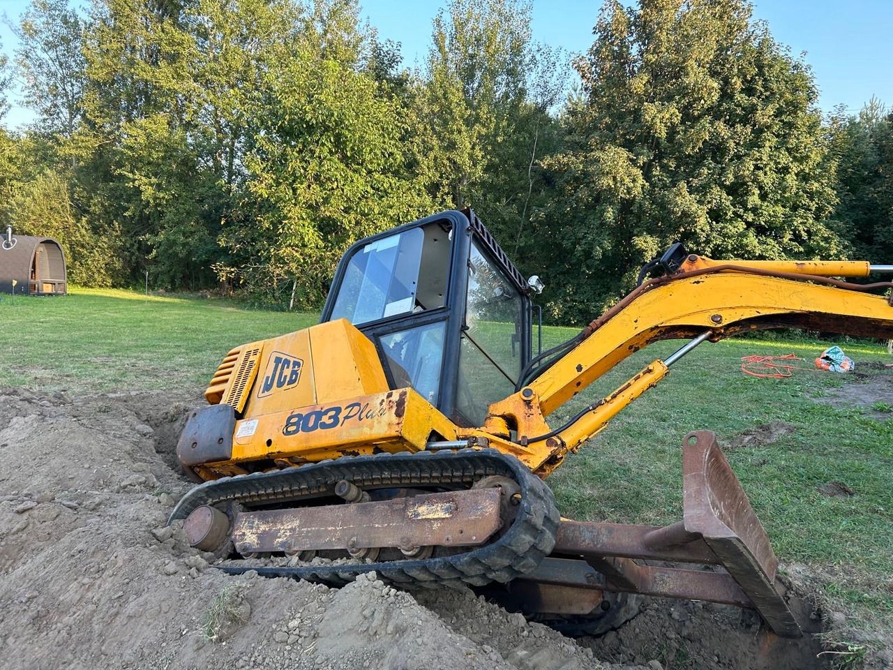 2000 JCB 803 PLUS excavator side view