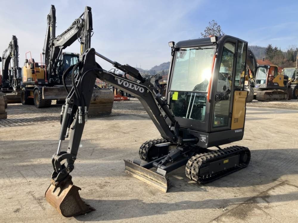 2022 Volvo JEC18E mini excavator, front three-quarter view 2022 Volvo JEC18E mini excavator, front three-quarter view