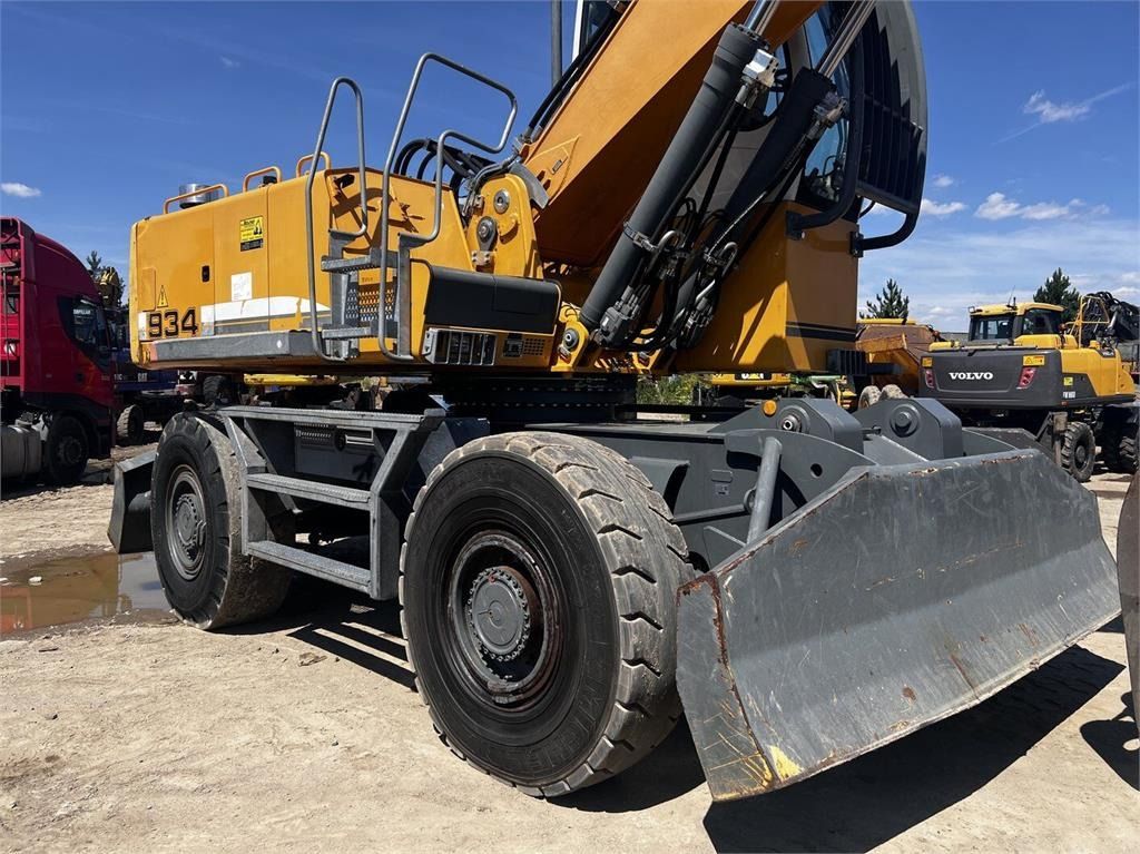 2013 Liebherr 934 C HD Litronic material handler, side view 2013 Liebherr 934 C HD Litronic material handler, side view