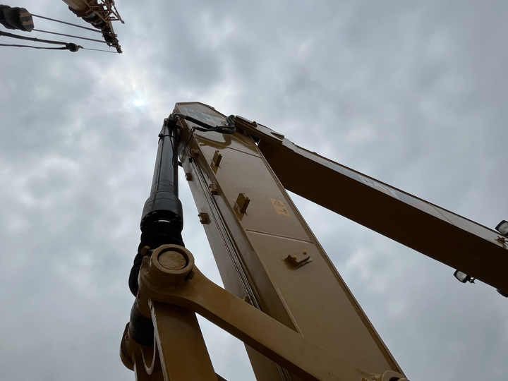 Dettaglio braccio e avambraccio dell’escavatore cingolato Caterpillar 320D del 2020 Dettaglio braccio e avambraccio dell’escavatore cingolato Caterpillar 320D del 2020