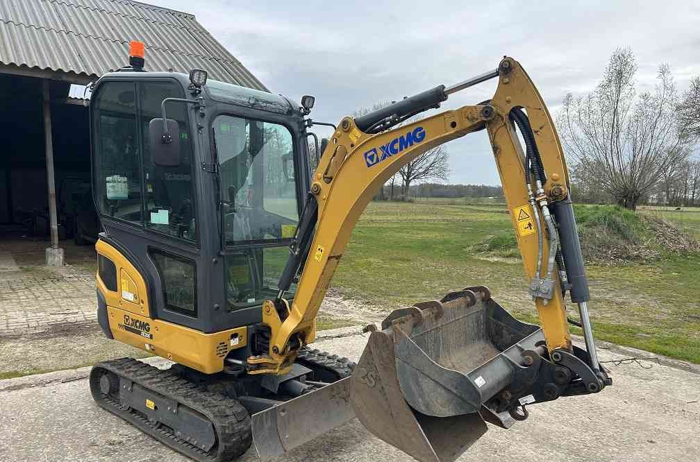 2022 XCMG XE20E mini excavator, side view 2022 XCMG XE20E mini excavator, side view