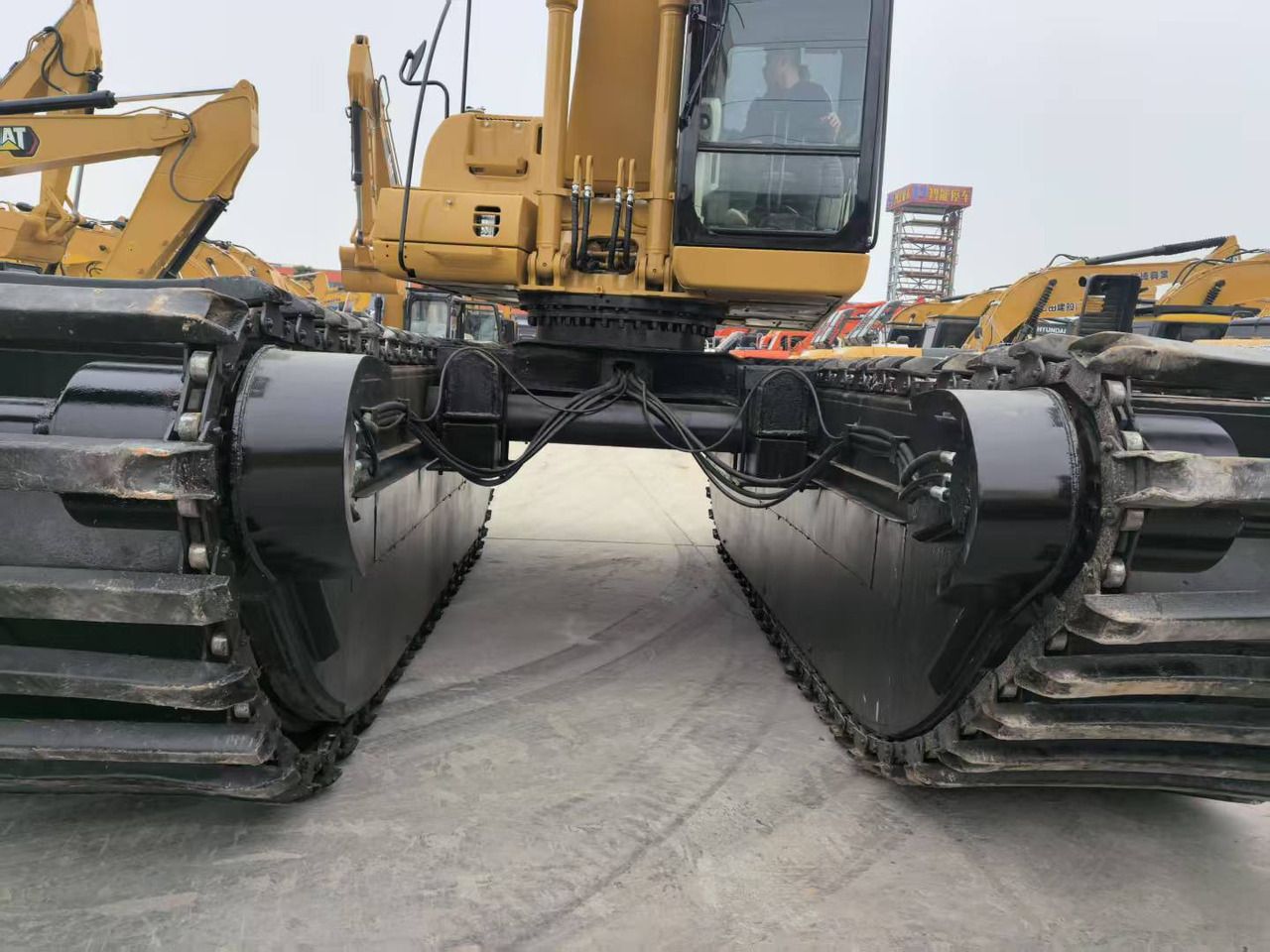 2021 Caterpillar 320C amphibious excavator, front view of pontoons 2021 Caterpillar 320C amphibious excavator, front view of pontoons