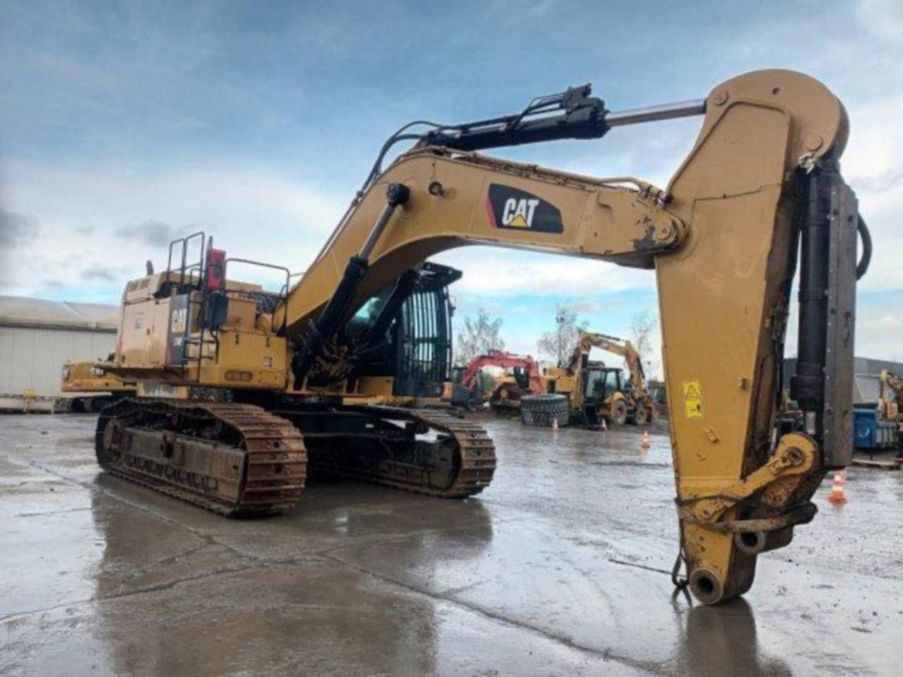 2019 Caterpillar 374F crawler excavator, side view 2019 Caterpillar 374F crawler excavator, side view
