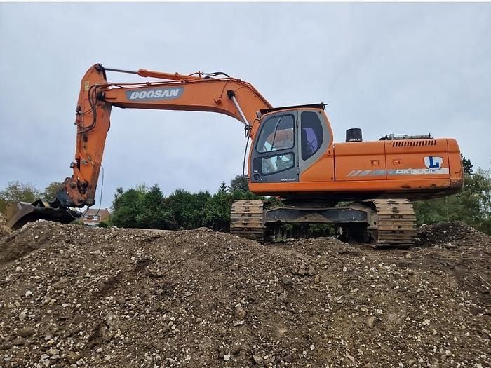 2015 Doosan DX300LC crawler excavator side view 2015 Doosan DX300LC crawler excavator side view