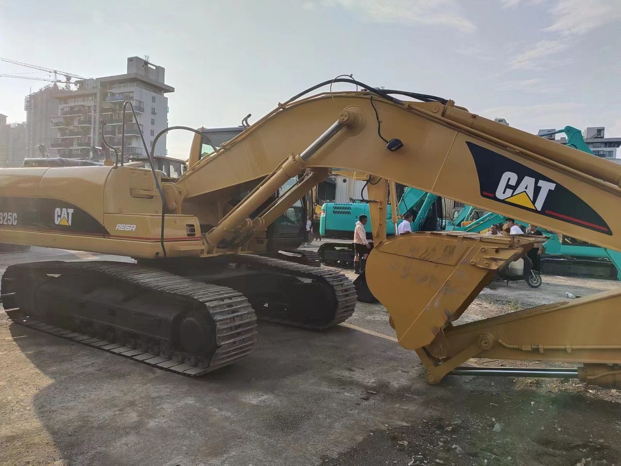 2018 Caterpillar 325C crawler excavator, side view 2018 Caterpillar 325C crawler excavator, side view