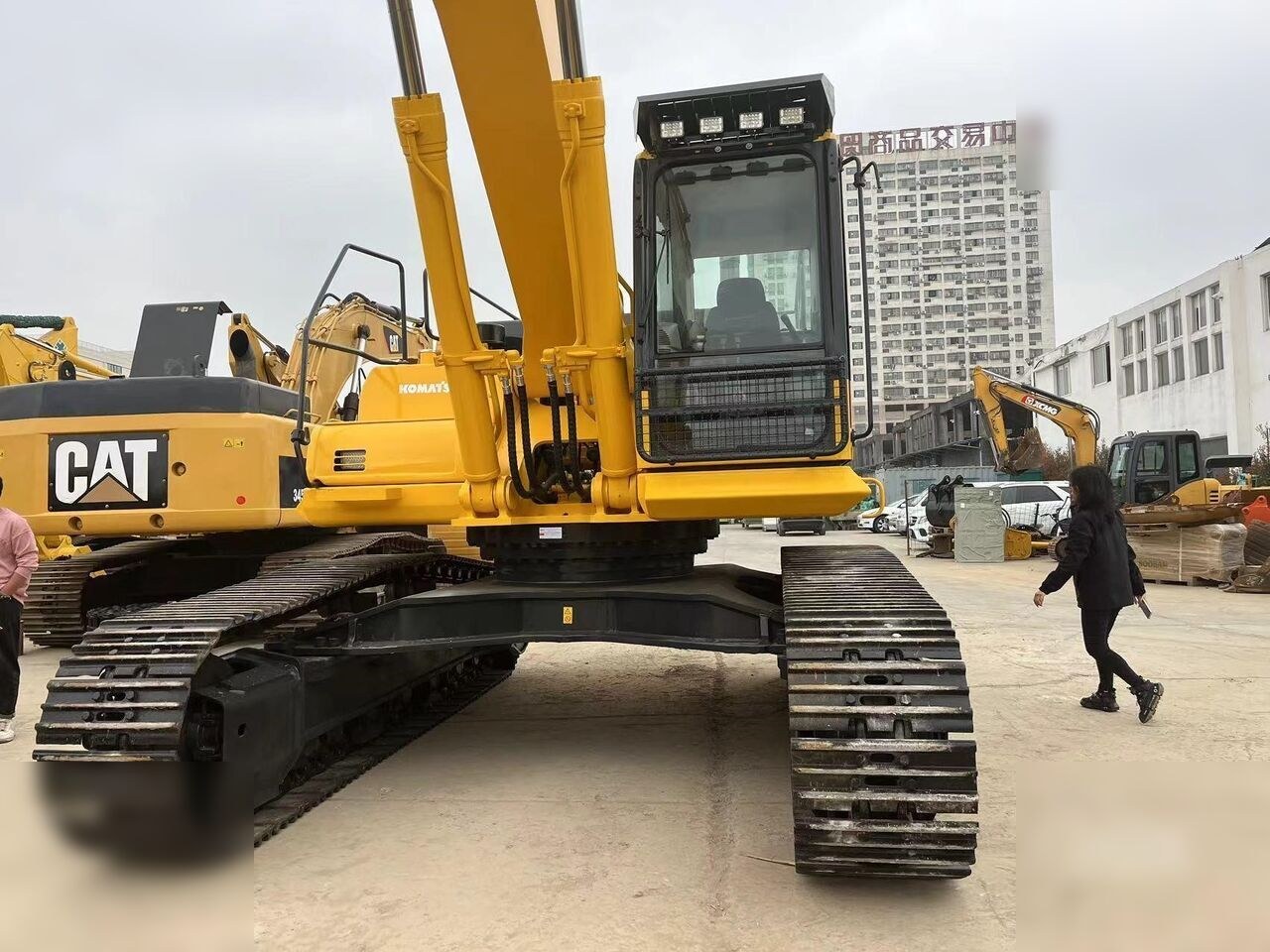 2022 Komatsu PC450-8 crawler excavator, front view 2022 Komatsu PC450-8 crawler excavator, front view