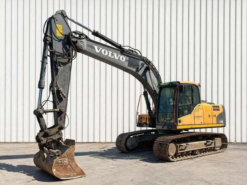 2011 Volvo EC160CL crawler excavator, side view