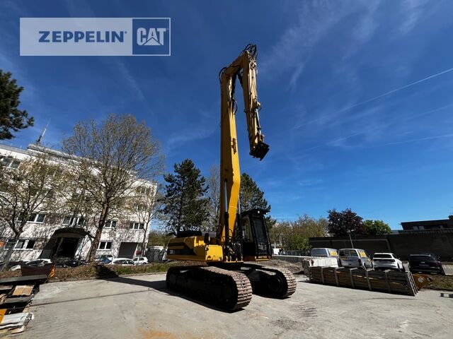 1996 Caterpillar 330L demolition excavator, front three-quarter view 1996 Caterpillar 330L demolition excavator, front three-quarter view