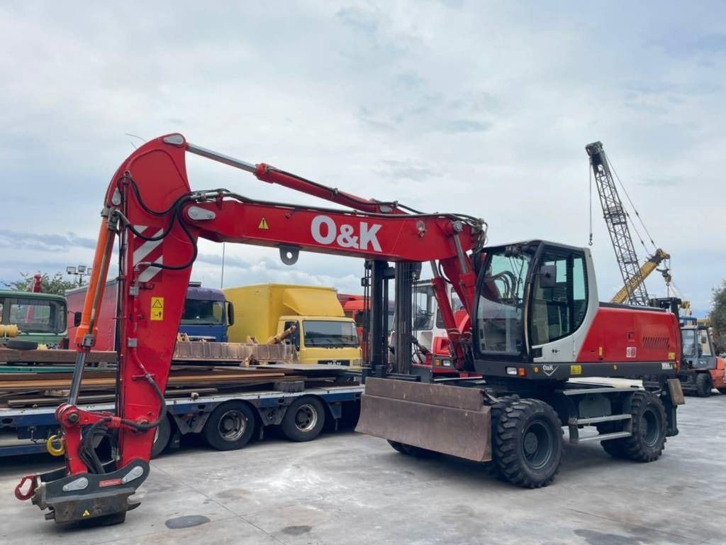 2004 O&K MH 6.6 wheel excavator, front three-quarter view 2004 O&K MH 6.6 wheel excavator, front three-quarter view
