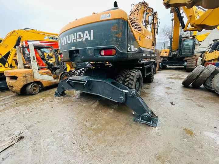 2018 Hyundai R210W-9 wheeled excavator rear view 2018 Hyundai R210W-9 wheeled excavator rear view