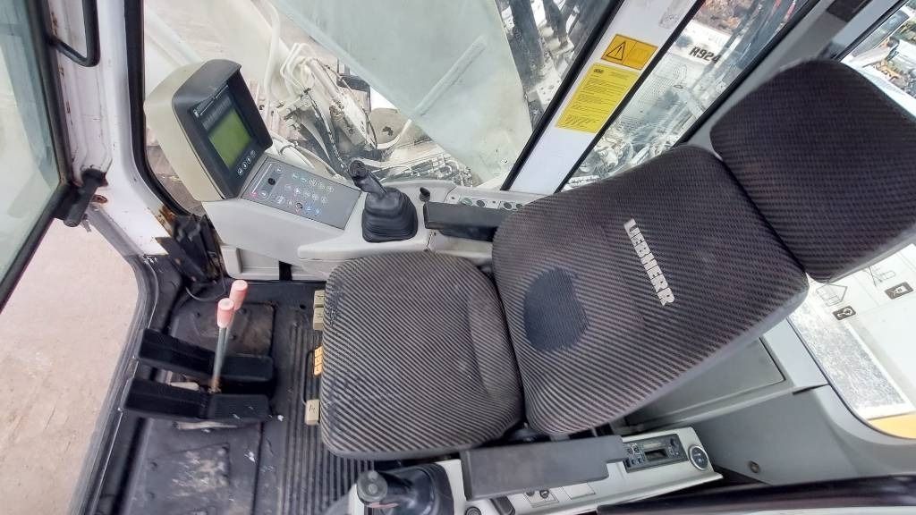 2005 Liebherr 924 crawler excavator interior view 2005 Liebherr 924 crawler excavator interior view