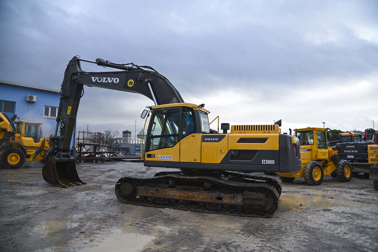 2014 Volvo EC300DNL crawler excavator, side view