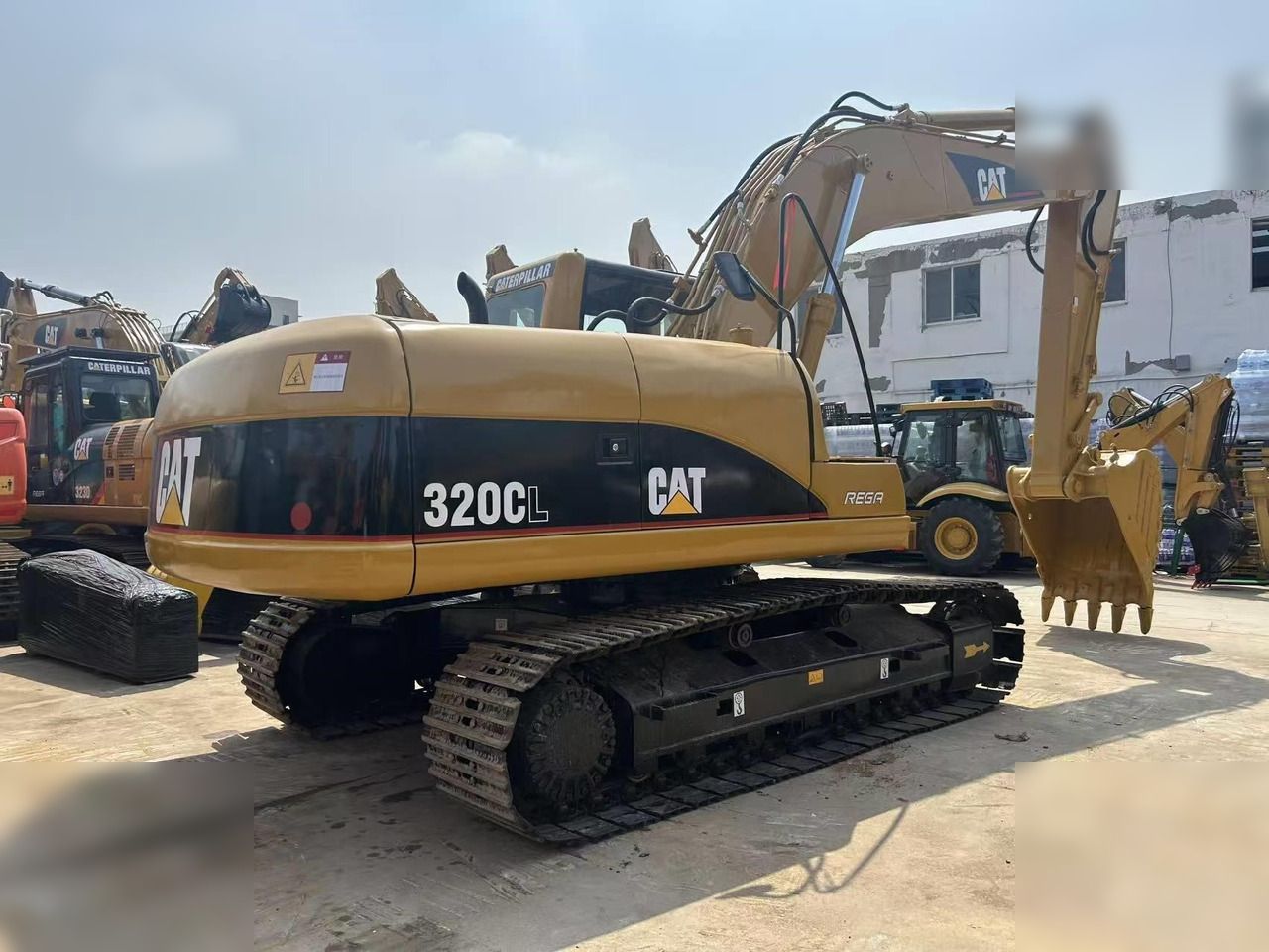 Escavatore cingolato Caterpillar 320CL del 2024, vista posteriore tre quarti