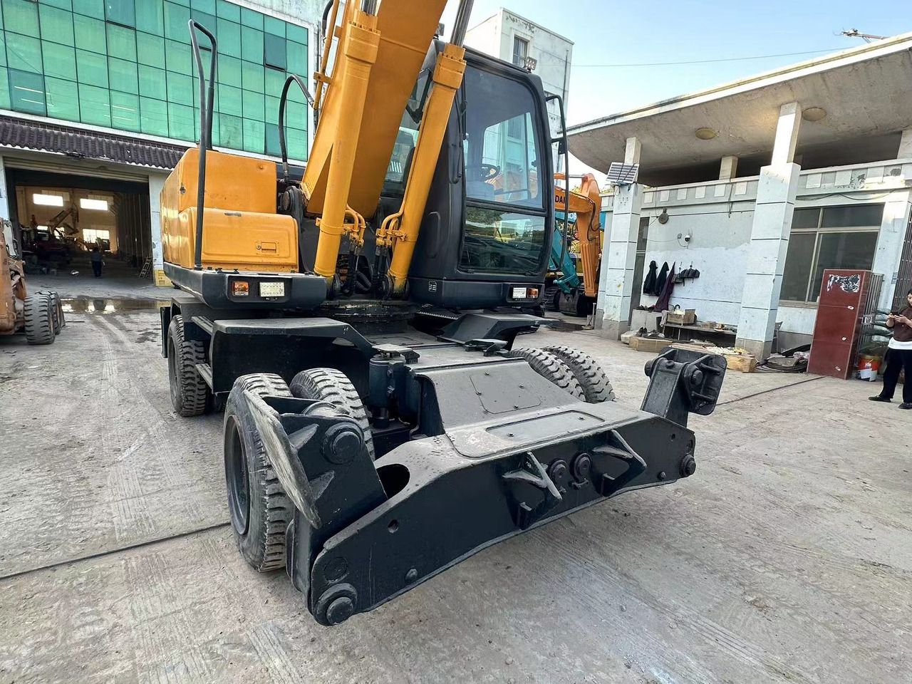 2022 Hyundai R210W-7 wheel excavator, front three-quarter view