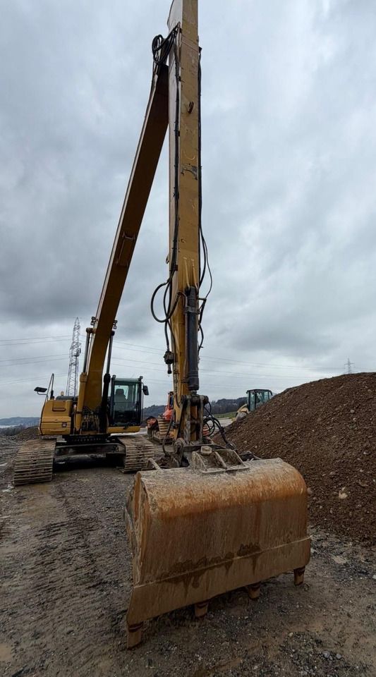 2007 Caterpillar 325DL long-reach crawler excavator, front view 2007 Caterpillar 325DL long-reach crawler excavator, front view