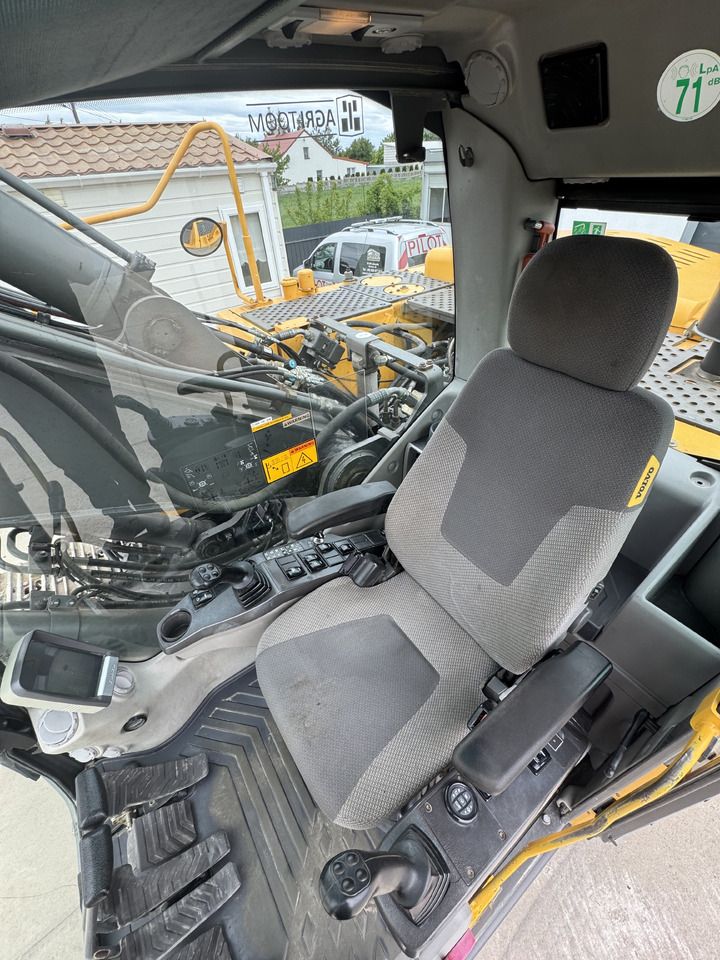 2009 Volvo EC240 CNL crawler excavator interior view 2009 Volvo EC240 CNL crawler excavator interior view