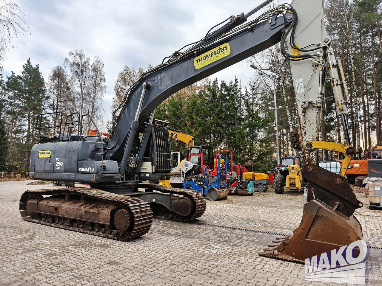 2015 Komatsu PC290LCD crawler excavator, side view 2015 Komatsu PC290LCD crawler excavator, side view