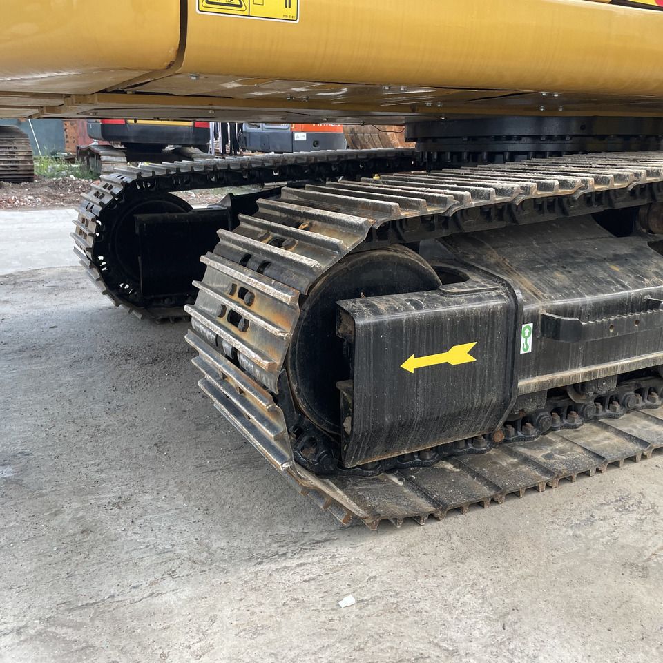2023 Caterpillar 320D2 crawler excavator track assembly view 2023 Caterpillar 320D2 crawler excavator track assembly view