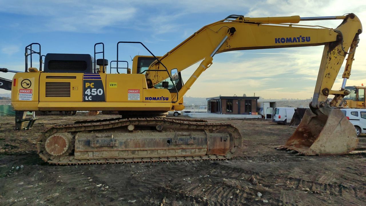 2022 Komatsu PC450 LC crawler excavator, side view 2022 Komatsu PC450 LC crawler excavator, side view