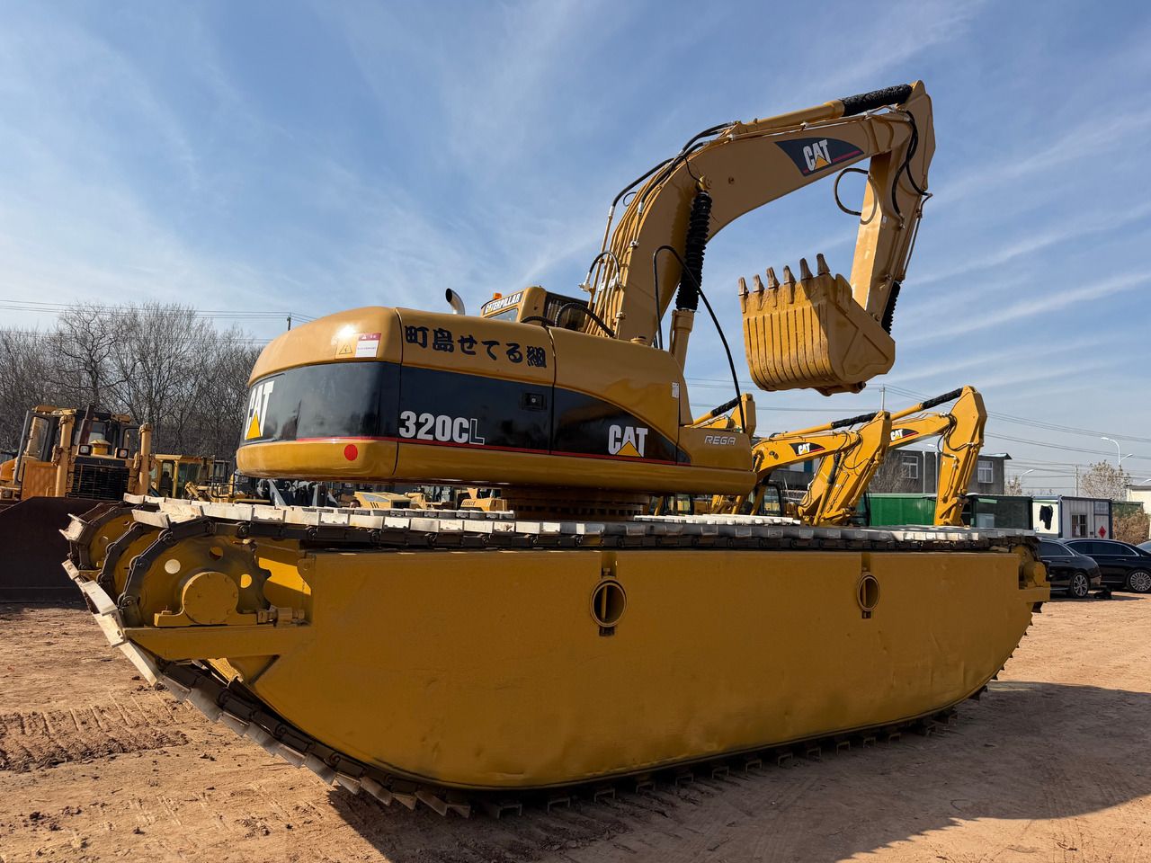 Escavadora anfíbia Caterpillar 320CL de 2017, vista lateral Escavadora anfíbia Caterpillar 320CL de 2017, vista lateral