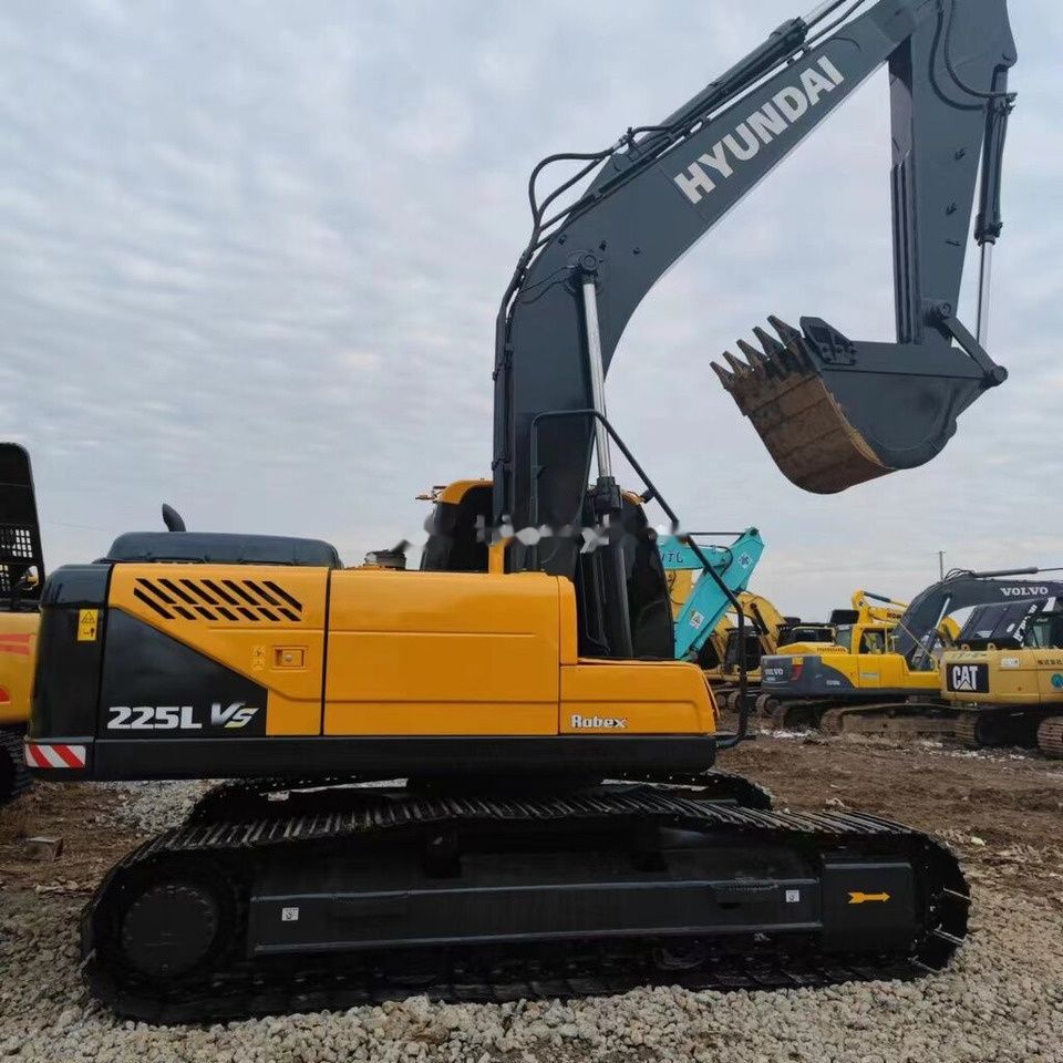 2022 Hyundai 225L VS crawler excavator side view 2022 Hyundai 225L VS crawler excavator side view