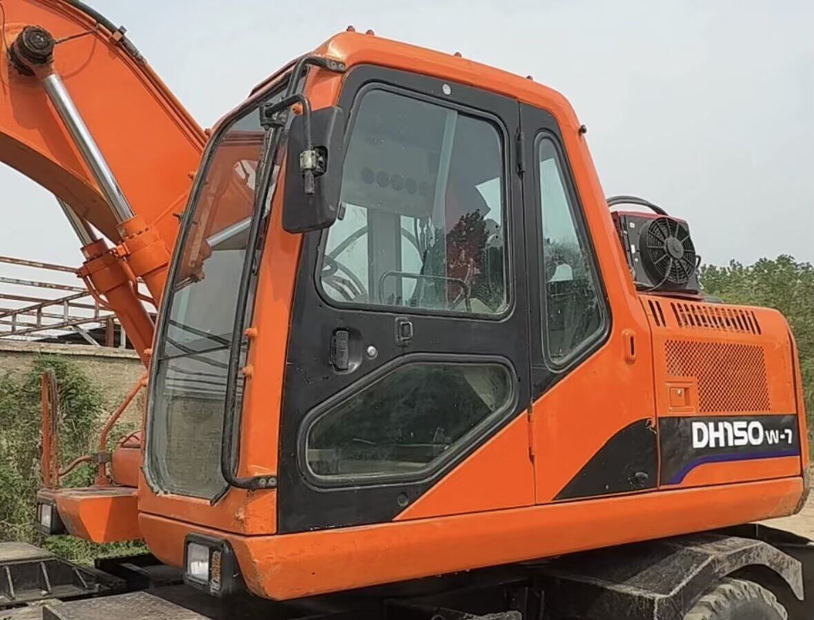 2016 Doosan DH150W-7 wheel excavator cab and side view 2016 Doosan DH150W-7 wheel excavator cab and side view