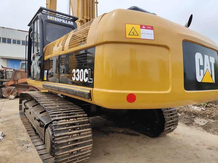 Caterpillar 330CL crawler excavator, rear three-quarter view Caterpillar 330CL crawler excavator, rear three-quarter view