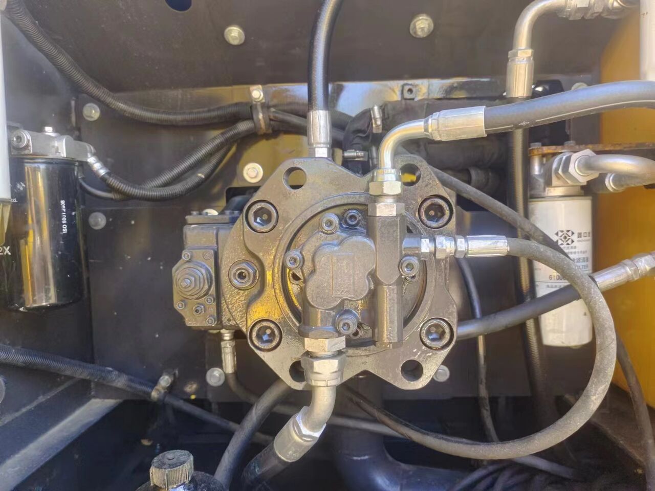 2023 Volvo EC210 crawler excavator hydraulic pump detail 2023 Volvo EC210 crawler excavator hydraulic pump detail