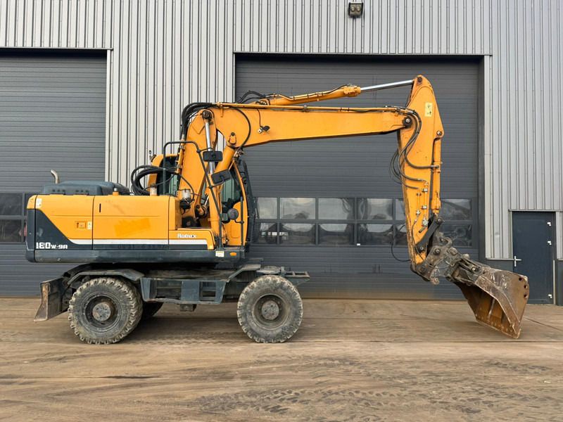 2015 Hyundai R180W-9A wheel excavator, side profile view 2015 Hyundai R180W-9A wheel excavator, side profile view