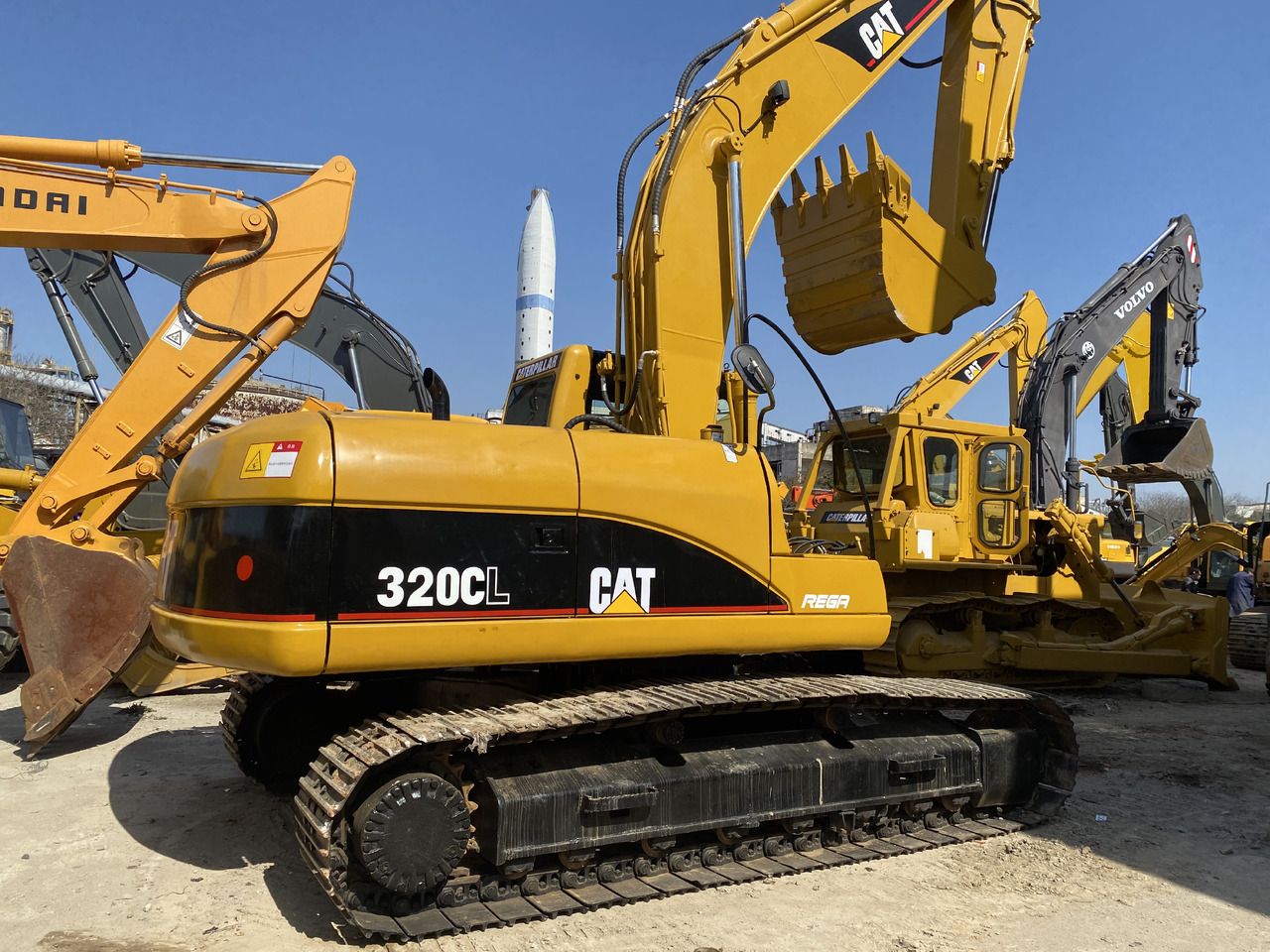 Excavadora de orugas Caterpillar 320CL de 2017, vista trasera tres cuartos Excavadora de orugas Caterpillar 320CL de 2017, vista trasera tres cuartos
