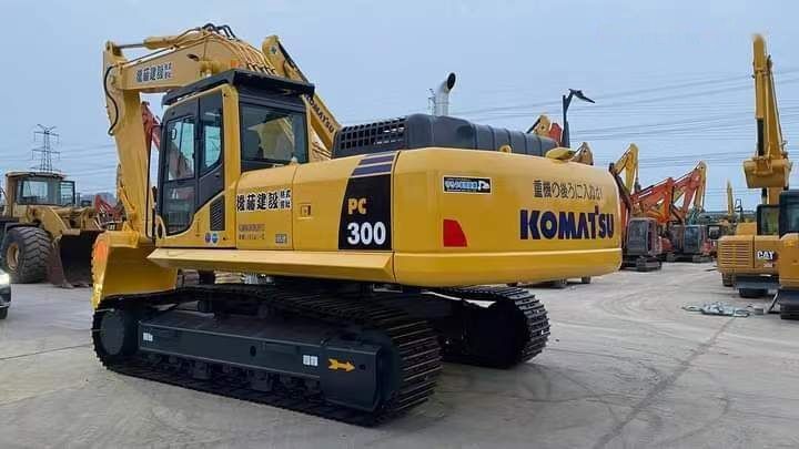 Komatsu PC300 crawler excavator, rear three-quarter view Komatsu PC300 crawler excavator, rear three-quarter view