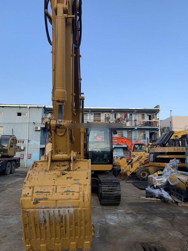 Escavatore cingolato Caterpillar 320CL del 2018, vista anteriore del braccio e della benna Escavatore cingolato Caterpillar 320CL del 2018, vista anteriore del braccio e della benna