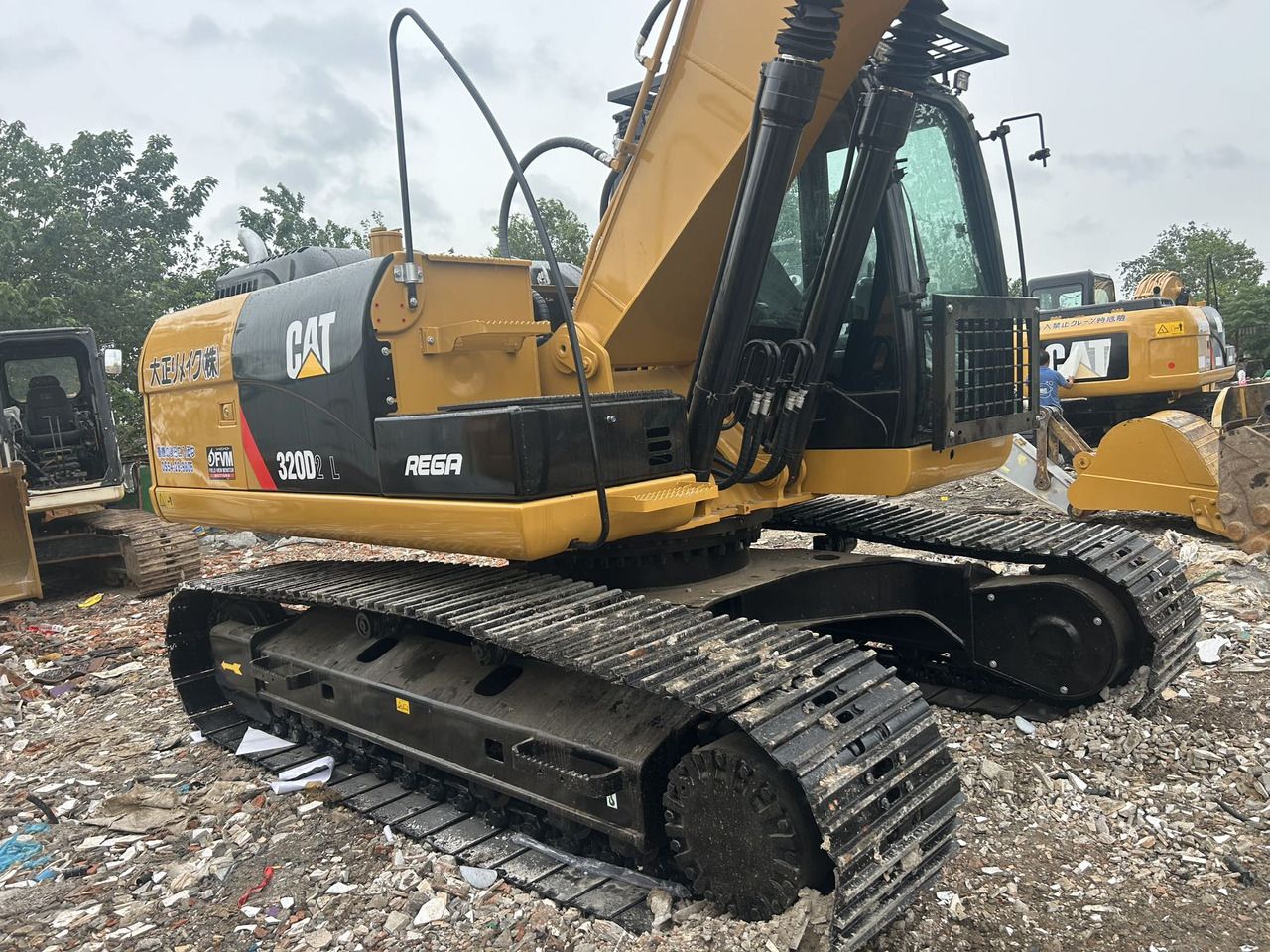 Escavatore cingolato Caterpillar 320D2 L del 2023, vista laterale