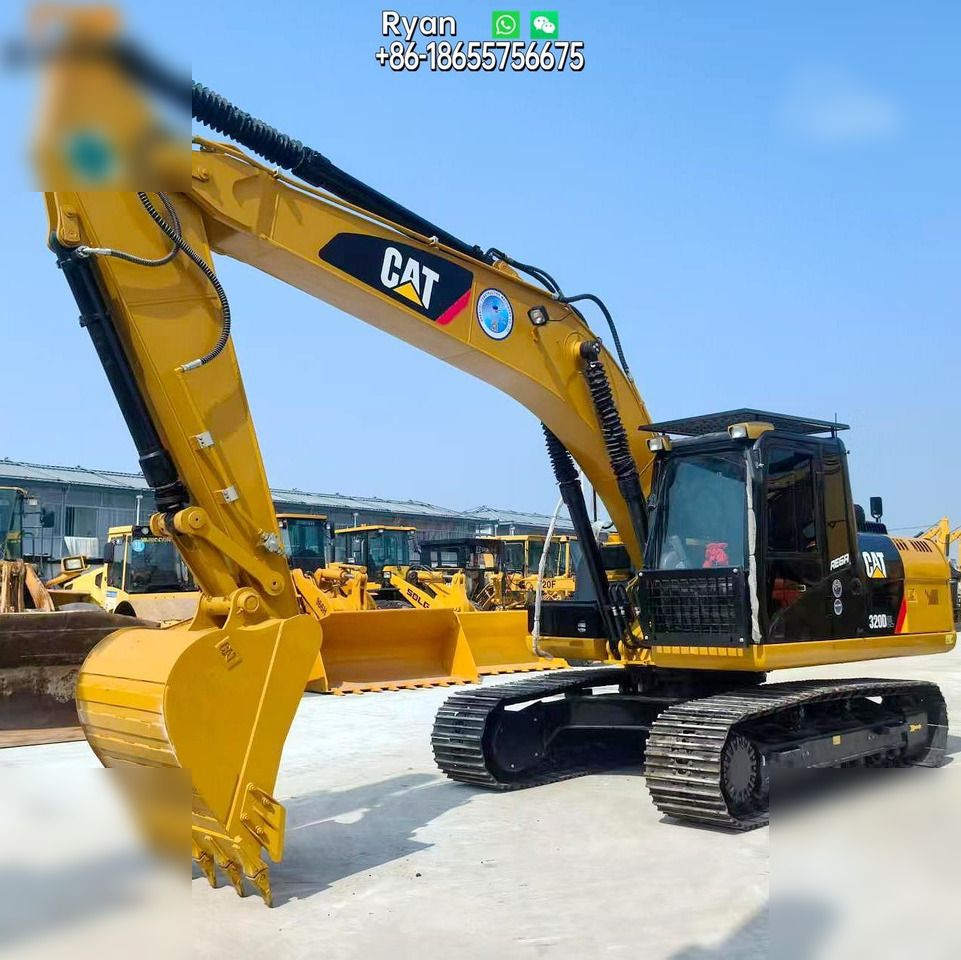 Gąsienicowa koparka Caterpillar 320D2 z 2013 roku, widok z boku Gąsienicowa koparka Caterpillar 320D2 z 2013 roku, widok z boku